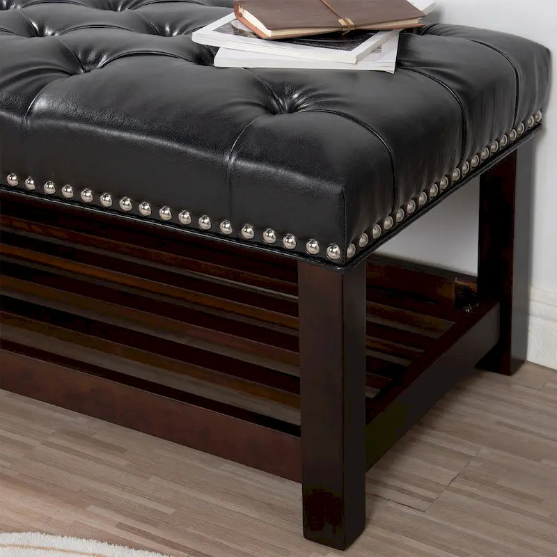 Banc de bout de lit capitonné avec garniture cloutée et étagère de rangement