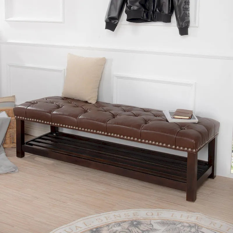 Banc de bout de lit capitonné avec garniture cloutée et étagère de rangement