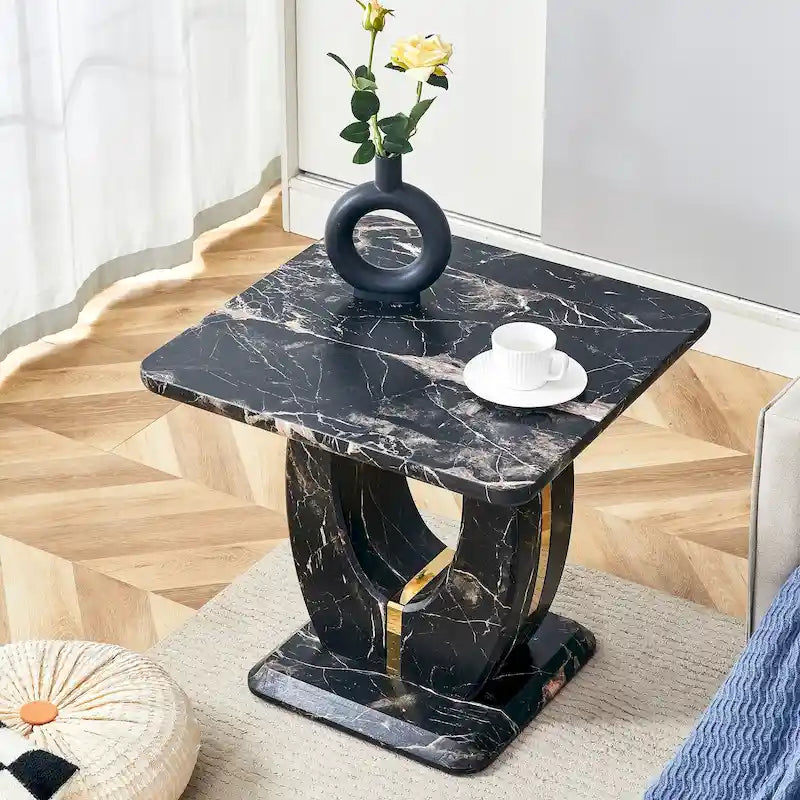 Table basse carrée de 60 cm avec bandes de pieds dorées